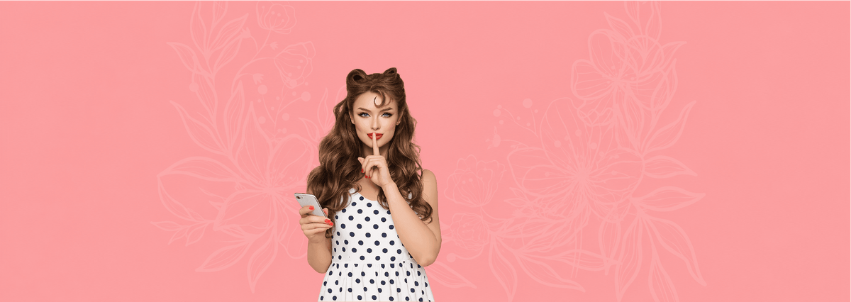 Hoofdbanner voor de homepage met persoon die een smartphone vasthoudt op een roze achtergrond.